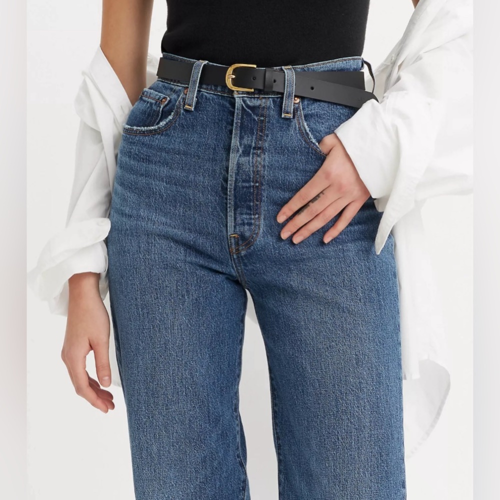 NWT LEVIS RIBCAGE STRAIGHT ANKLE WOMEN'S JEANS SIZE: 31 Waist, 27 length.